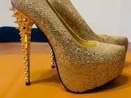 High Heels in Gold - Weiden (Oberpfalz)