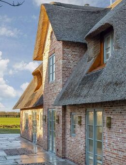 Exklusives Neubau-Reetdachhaus in Morsum mit phantastischem Weitblick - Sylt