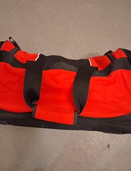 Neuwertige Reisetasche -Farbe: rot/Schwarz - Laatzen