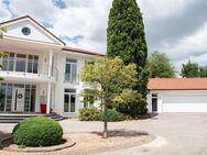 Exklusive Villa mit 8000 m² gewerblichem Bauland - Büren