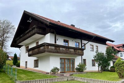 Geräumige Dachgeschosswohnung mit Balkon, Garten und Garage !