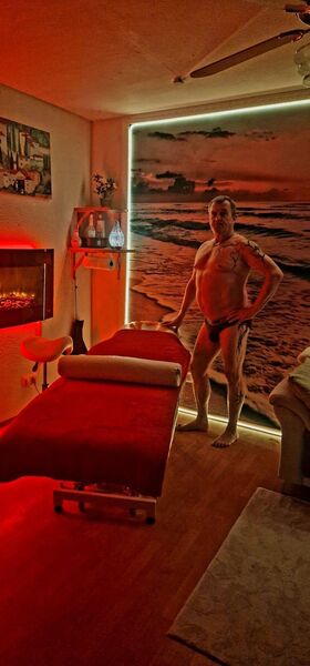 Erotikmassage(massiere allein) für Männer ab 12 uhr täglich mit hotstone (heiße Steine)