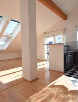 Wunderschöne 3,5- Zi.- DG- Wohnung mit Aufzug, Balkon und TG-Platz - Markgröningen