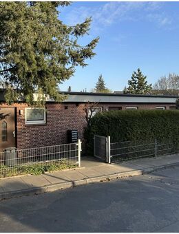 Renditeobjekt - Mehrfamilienhaus mit 4 Wohneinheiten und 8 Garagen in Stade - Stade (Hansestadt)