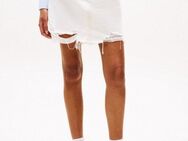 Tommy Jeans Jeansrock MOM SKIRT CI8091 mit Destroyed Effekt