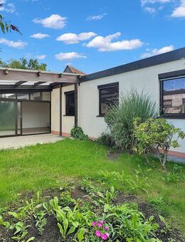 Bungalow mit Gartenidylle im Innenhof, Terrasse u. großem Keller - Stein (Bayern)