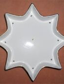 Schöner Teller in Form eines Sternes - Farbe weiß und gold in 22175