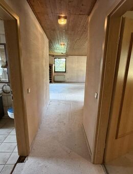 Bungalow mit Potenzial: Großes Grundstück, moderne Wärmepumpe - jetzt Traumhaus gestalten - Wilhelmsdorf (Bayern)