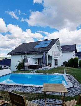Dornburg: Tolles Einfamilienhaus mit ELW, Garage, Garten und Schwimmbad - Dornburg