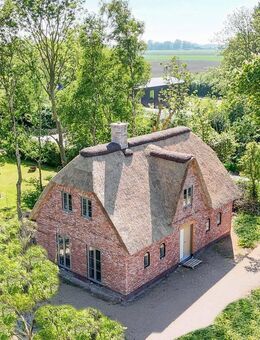 Wohnen mit Geschichte - Neubau unter Reet am Eiderdeich - Oldenswort