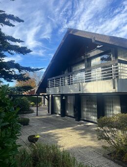 ZU VERKAUFEN: Ein- oder Zweifamilienhaus auf 2.751 m² Grundstück am Südufer mit Pool, Sauna und Blick über den Möhnesee - Möhnesee