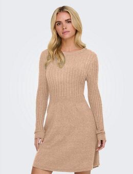 ONLY Strickkleid ONLFIA LS CABLE DRESS KNT tailliert und mit dezentem Zopfstrickmuster im Oberteil