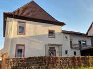 Doppelhaushälfte mit Nebengebäuden und großem Garten - Gommersheim