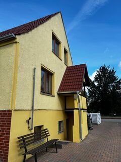 Großes Grundstück mit Einfamilienhaus, Doppelgarage und Nebengelass (1 Zimmer) in ländlicher ruhiger Lage