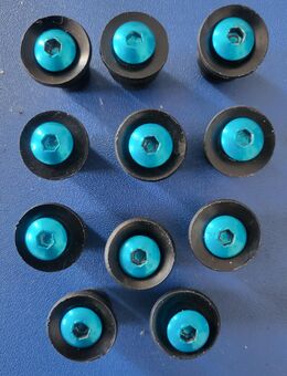 11 Stück Verkleidungsschrauben, M5, Aluminium, blau eloxiert, mit Gummimuttern und Unterlegscheiben aus Kunststoff, Versand gegen Aufpreis möglich, 7 € - Unterleinleiter