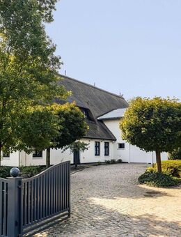 Reetgedecktes Landgut mit zwei Wohneinheiten und XXL Garage - Seester