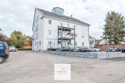 Moderne und großzügige Erdgeschosswohnung in sehr gutem Zustand mit Balkon