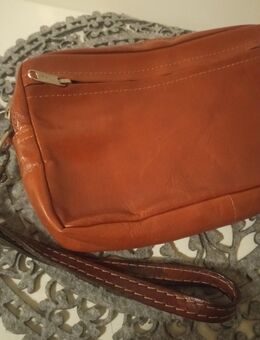 Biete Schöne Clutch Tasche Dokumententasche Echt Leder - Berlin Charlottenburg-Wilmersdorf
