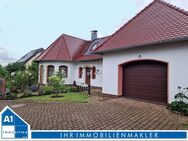 Exponiertes Einfamilienhaus mit Einbauküchen, Garage, Carport, neuwertiger Heizung und PV-Anlage - Leipzig