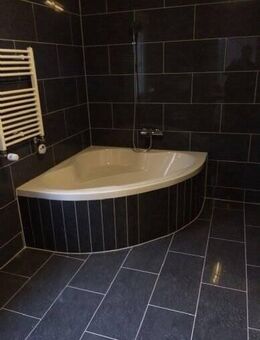 wunderschöne helle Luxus Wohneinheit mit Eckbadewanne, offener großer Küche, Echtholzboden großem Wellnessbad, Gartenterrasse 40 qm - Nürnberg