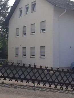 Neuwertige 3ZKB mit 220qm Garten und Garage - Bretten