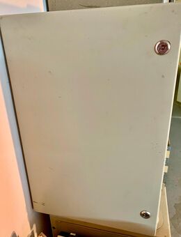 2 Wand-Eisenkästen mit 2 Tablaren - Weil (Rhein) Zentrum