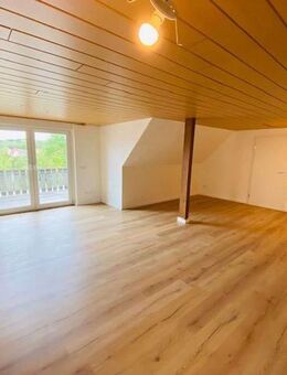 Renovierte Dachgeschoßwohnung mit 3 Schlafzimmern u. neuem Bad - Schillingsfürst