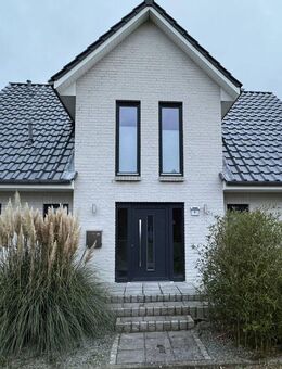 Charmantes Einfamilienhaus mit Einliegerwohnung, Fußbodenheizung und großem Garten - Tating