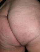 Alter Mann macht die Beine breit in 12679