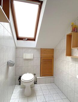 Helle 4-Zimmer-DG-Wohnung mit 106 m², Gartenanteil und Garage - Hemhofen