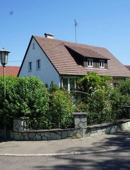 Geräumiges Einfamilienhaus mit schönem Garten und 2 Garagen - Mössingen
