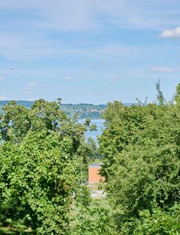 Rarität am See - Exklusive 3,5-Zi.-Gartenwohnung in Toplage mit Seesicht, großer Terrasse & Garten in einem 2-Parteien-Haus - Konstanz
