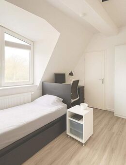 2-Zimmer-Dachgeschosswohnung mit Balkon, Einbauküche und Stellplatz - ideal für Singles oder Paare - Berlin