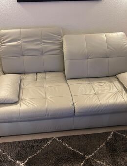 Ledercouch mit Hocker und Stauraum, dazu Massiv Couchtisch - Remscheid