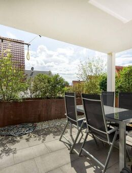+++ Erdgeschoss mit 15 m² Süd/West-Terrasse - neu- & hochwertig - inklusive Einbauküche & Tiefgaragen-Stellplatz +++ - Ludwigsburg