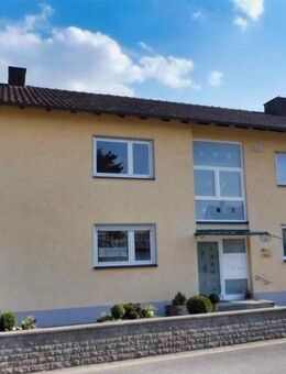 Gepflegte, sofort beziehbare 3 Zimmer-Wohnung mit Balkon und Carport in ruhiger Siedlungslage - Nähe Schulzentrum - Haßfurt