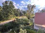 Stahnsdorf - Sonnige 3 Zimmer-Dachgeschosswohnung mit großem Balkon und Weitblick sowie PKW-Stellplatz - Stahnsdorf