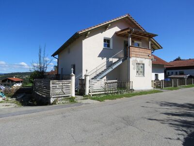 Einfamilienhaus mit Einliegerwohnung in ruhiger Höhenlage einer kleinen Ortschaft mit Fernsicht zum Arber und Rachel Nähe Regen