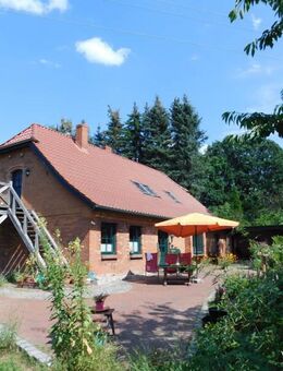 Traumhaftes 7.000 m²-Grundstück mit Bauernhaus, Nebengebäude und Teich - Brüel