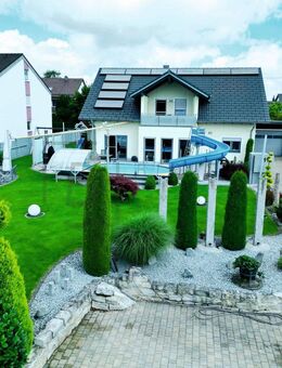 Modernes Einfamilienhaus mit beheiztem Pool: Spitzenenergieeffizienz mit nur 12 kWh/m² - Bernstadt