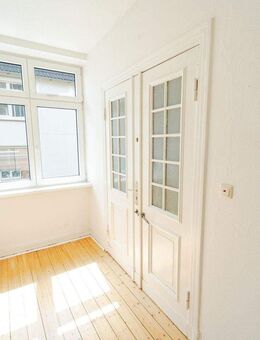 Zauberhafte Altbauwohnung mit Balkon und Gartennutzung im Herzen Lübecks - Lübeck