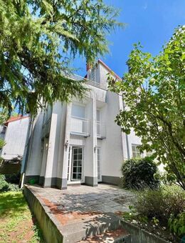 Wohnen mit Wohlfühlfaktor: Freistehendes Einfamilienhaus mit TG, Garten und Dachterrasse - Frankfurt (Main)