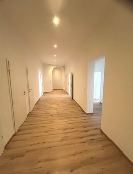 Wohnen oder Arbeiten - Neu sanierte, attraktive 7-Zimmer-Wohnung mit Terrasse am Wurzener Dom! - Wurzen