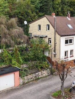 +++ Für Handwerker im Ortszentrum: Geräumiges 2-3 Familienhaus mit Balkon, überdachtem Freisitz, Garten und 2 Garagen in ruhiger Seitenstraße+++ - Waldfischbach-Burgalben