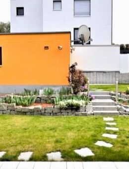 Exklusive 2,5-Zimmer-Wohnung mit privaten Gartenanteil und eigener Garage in Östringen - Östringen