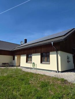 Moderner Bungalow in Holzständerbauweise mit gehobener Ausstattung, PV-Anlage & Weitblick! - Karlshuld