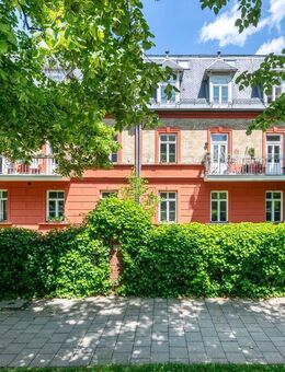 Flexible Nutzungsoptionen: 2 benachbarte Wohnungen über 218 m² in Villa von 1890 am Schlosskanal - München
