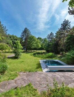 Privatsphäre im Grünen: Großzügiges Familiendomizil mit Traumgarten und Pool - München