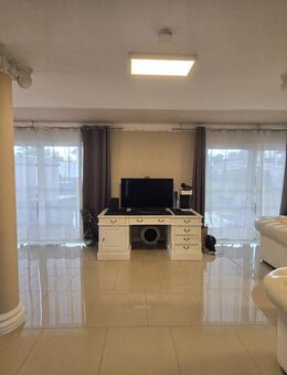 Charmantes Einfamilienhaus in Söhlde mit moderner Ausstattung, Doppelgarage und einladendem Garten. - Söhlde