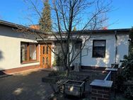 Ruhig gelegenes Einfamilienhaus mit zwei Garagen, Nebengelass und großem Grundstück zu verkaufen. - Cottbus